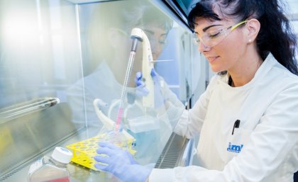 Dr Marija Kojic Dr-Marija-Kojic-works-in-the-laboratory